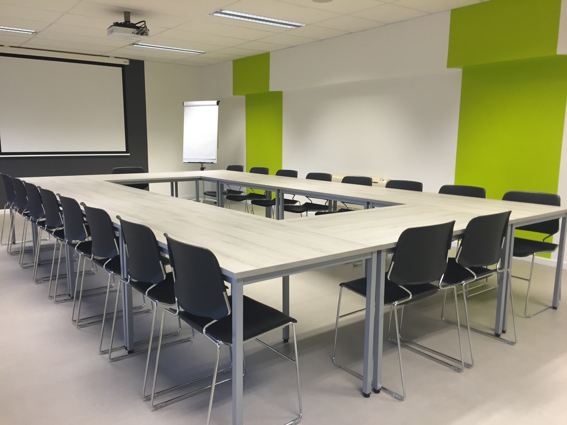 black-chairs-and-white-table-159805